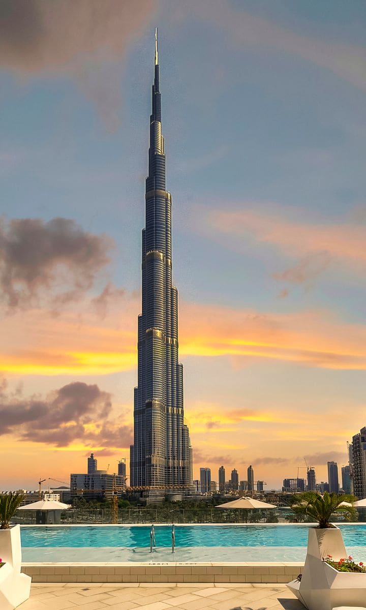 Burj Khalifa на тлі золотого призахідного неба