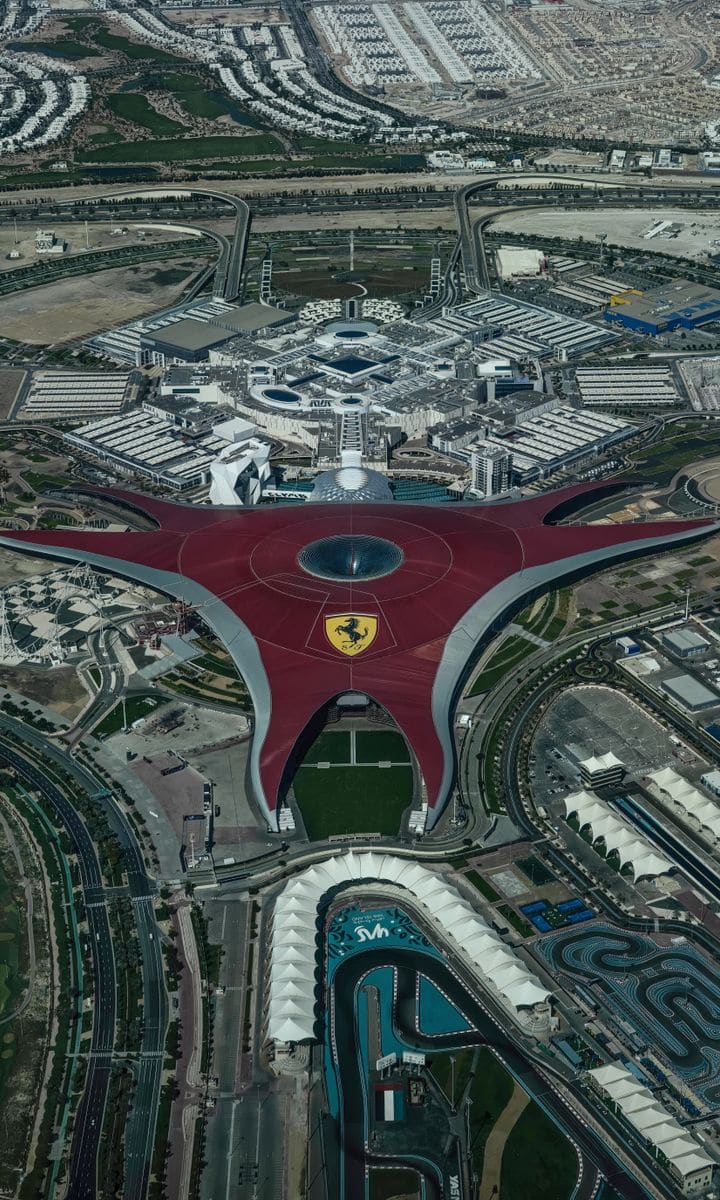 Червоний дах Ferrari World Abu Dhabi з висоти