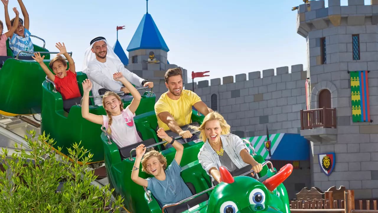 Родина на гірках «Дракон» у LEGOLAND Dubai