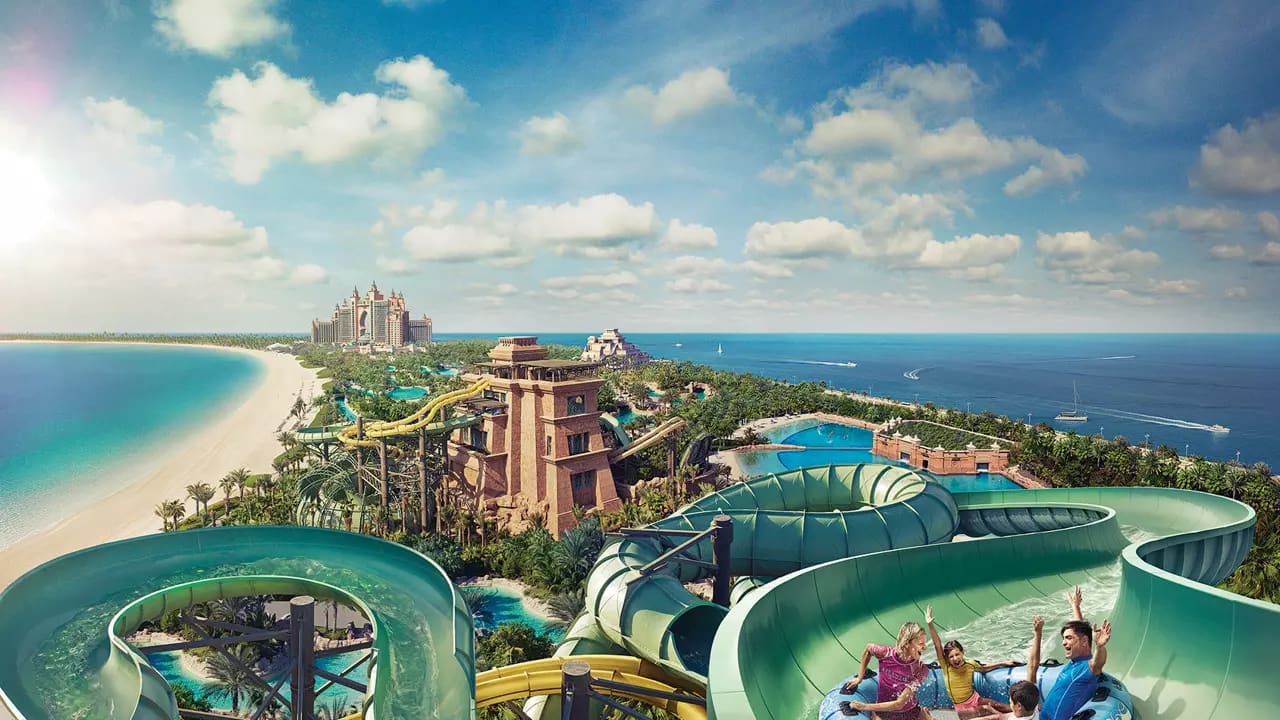 Водні гірки Aquaventure World на тлі готелю Atlantis, The Palm