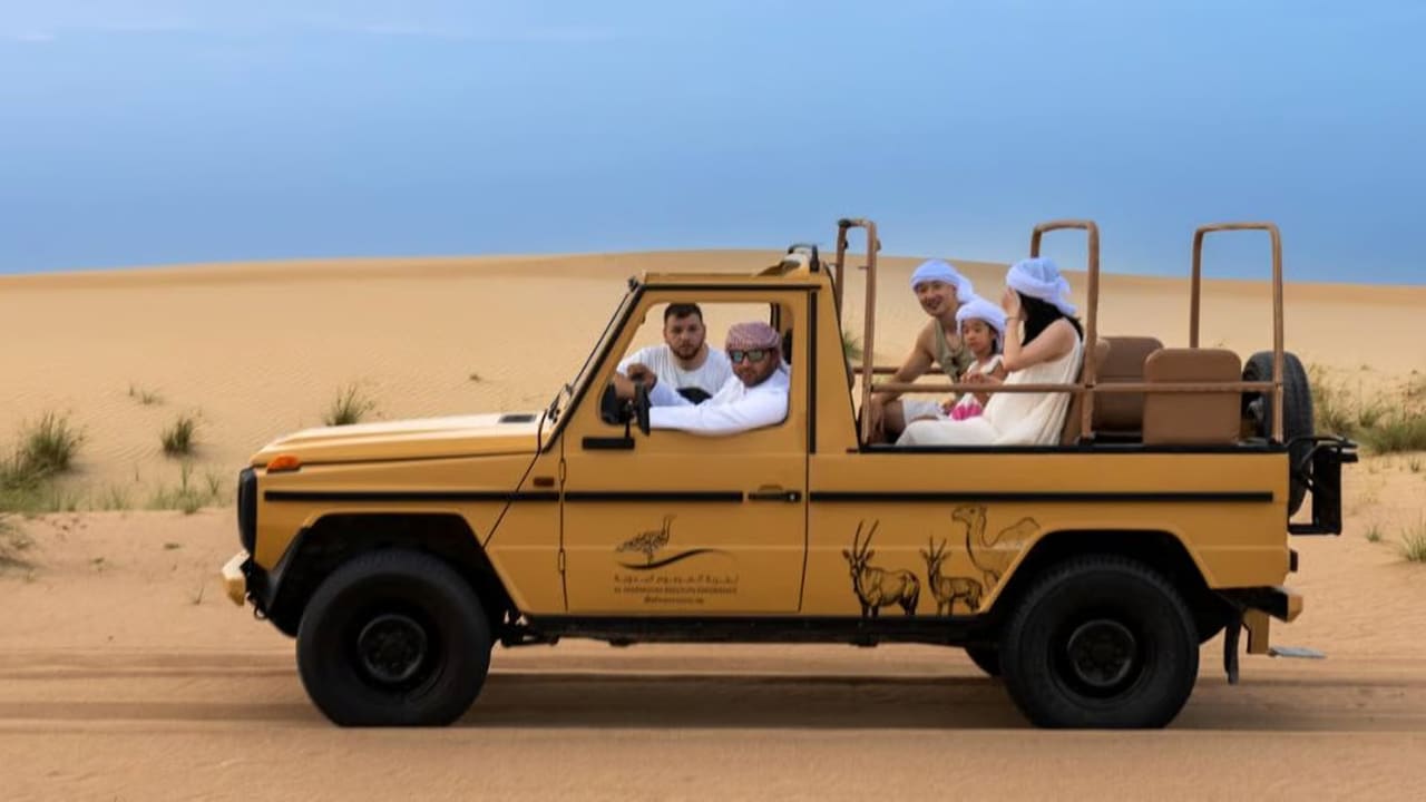 Відкритий вінтажний Mercedes G‑Class їде дюнами Аль-Мармума